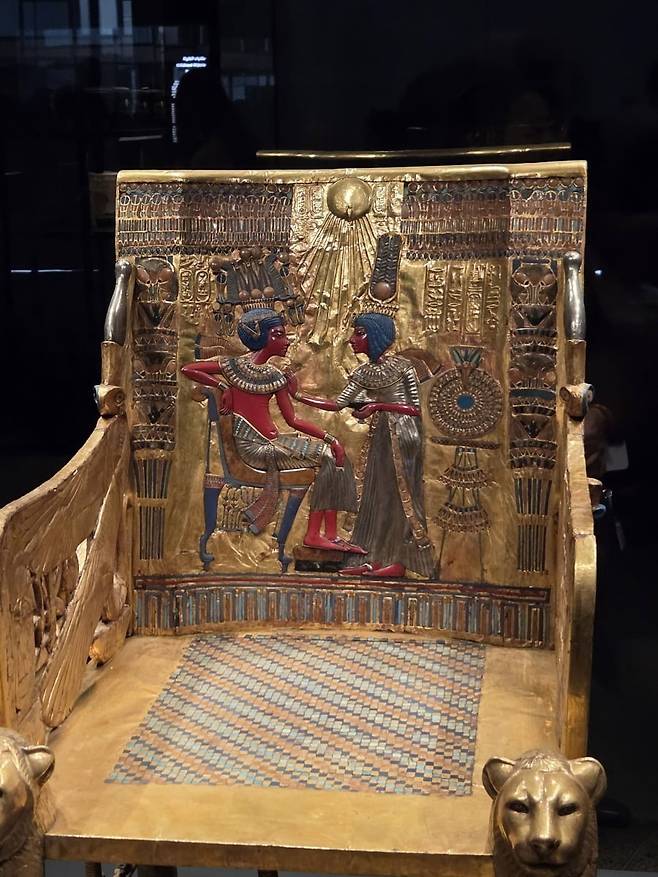 투탕카멘의 황금 왕좌. 등받이 부분에는 투탕카멘과 그의 아내 안케세나멘이 그려져 있다. /성수영