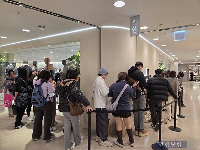 19일 오후 서울 명동에 있는 롯데백화점 본점 '알로' 매장 앞에 입장을 기다리는 소비자들이 대기줄을 형성하고 있다.  /사진=박수림 기자