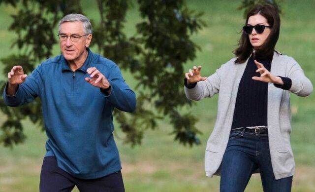 영화 ‘인턴’에서 벤(왼쪽·로버트 드니로 분)이 워킹맘 CEO 줄스(앤 해서웨이 분)에게 심호흡을 권하며 체조 동작을 알려주고 있다.  워너브라더스코리아 제공