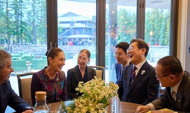 지난해 6월 캐나다에서 만난 이재명 대통령과 클라우디아 셰인바움 멕시코 대통령. 연합뉴스