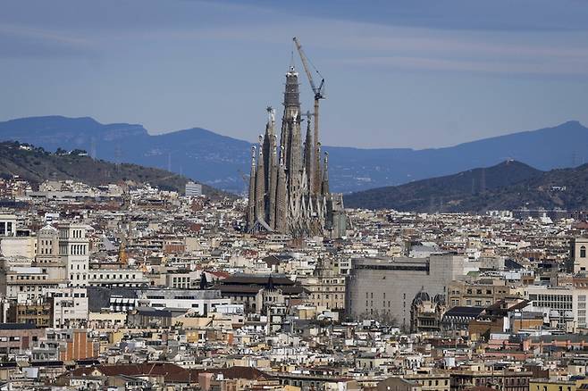 20일 사그라다 파밀리아에 설치되는 첨탑 십자가 [EPA/ 연합뉴스]