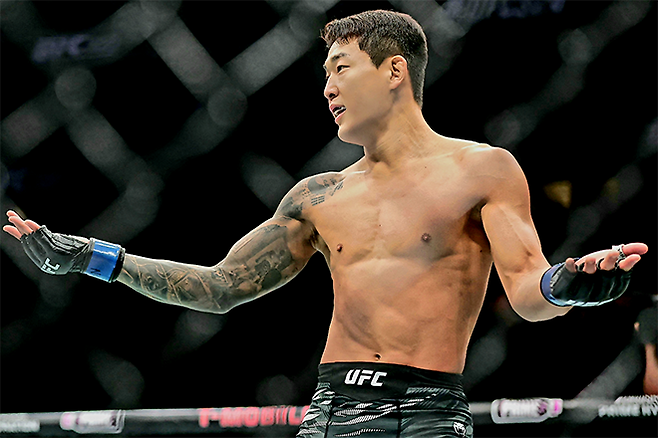 ‘좀비 주니어’ 유주상이 2025년 10월 미국 네바다주 패러다이스의 티모바일 아레나 UFC320 계약 체중 69.4㎏ Preliminary card 제3경기 다니에우 구스타부 곤자가 산투스를 도발하고 있다. 사진=Getty Images=연합뉴스 제공