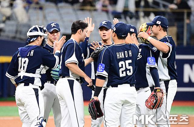 11월 9일 오후 서울 고척스카이돔에서 ‘2025 NAVER K-BASEBALL SERIES’ 한국과 체코의 평가전이 열렸다. 11-1 대승을 거둔 대표팀 선수들이 마운드에서 승리의 기쁨을 나누고 있다. 사진=김영구 기자