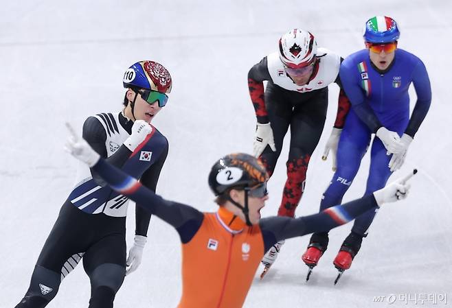 (밀라노=뉴스1) 김성진 기자 = 쇼트트랙 황대헌이 20일(현지시간) 이탈리아 밀라노 아이스 스케이팅 아레나에서 열린 2026 밀라노·코르티나담페초 동계올림픽 쇼트트랙 남자 5000m 계주 결승에서 2위로 피니시 라인을 통과하며 은메달을 확보한 후 주먹을 불끈쥐고 있다. 2026.2.21/뉴스1  Copyright (C) 뉴스1. All rights reserved. 무단 전재 및 재배포,  AI학습 이용 금지. /사진=(밀라노=뉴스1) 김성진 기자