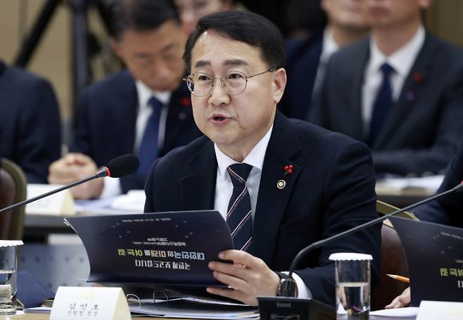 이재명 대통령이 김인호 산림청장의 중대한 현행 법령 위반 사실을 확인하고 직권면직 조치했다. 사진은 김 산림청장이 지난해 12월 세종시 정부세종컨벤션센터에서 업무보고를 하는 모습. /사진=뉴시스