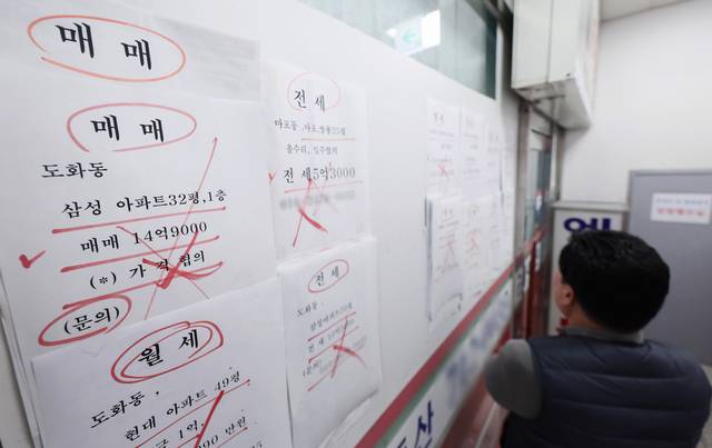 집값 잡힐까 : 19일 서울 마포구 한 부동산 공인중개사무소에 아파트 매물 관련 정보들이 게재돼 있다. 한국부동산원이 발표한 ‘1월 전국 주택가격 동향조사’에 따르면 서울 아파트 매매가격지수는 1.07%로 전월(0.87%)보다 0.20%포인트 상승 폭을 확대했다. 뉴시스