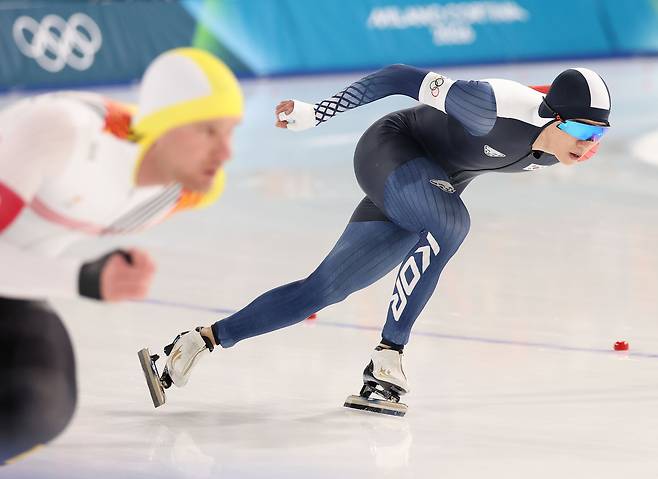 19일(현지시간) 이탈리아 밀라노 스피드스케이팅 스타디움에서 열린 2026 밀라노ㆍ코르티나 동계올림픽 스피드스케이팅 남자 1500m에 출전한 정재원이 경기를 펼치고 있다. [연합]