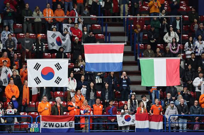 20일(현지시간) 이탈리아 밀라노 아이스스케이팅 아레나에서 열린 2026 밀라노·코르티나담페초 동계올림픽 쇼트트랙 남자 5000m 계주 시상식에 태극기가 걸려있다. [연합]