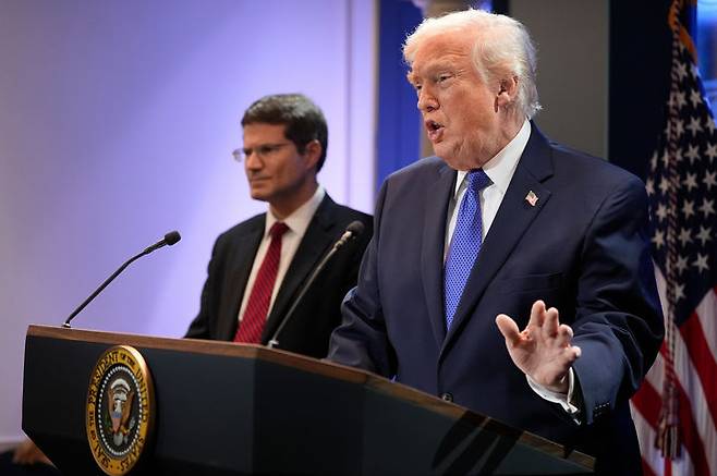 [워싱턴=AP/뉴시스]도널드 트럼프 미국 대통령이 20일(현지 시간) 백악관에서 대법원 관세 판결 관련 기자회견을 열고 발언하고 있다. 2026.02.21.