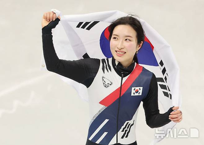 [밀라노=뉴시스] 박주성 기자 = 20일 (현지 시간) 이탈리아 밀라노 아이스 스케이팅 아레나 경기장에서 열린 2026 밀라노·코르티나담페초 동계올림픽 쇼트트랙 여자 1500m 결승에서 김길리가 금메달을 획득한 뒤 기뻐하고 있다. 2026.02.21. park7691@newsis.com