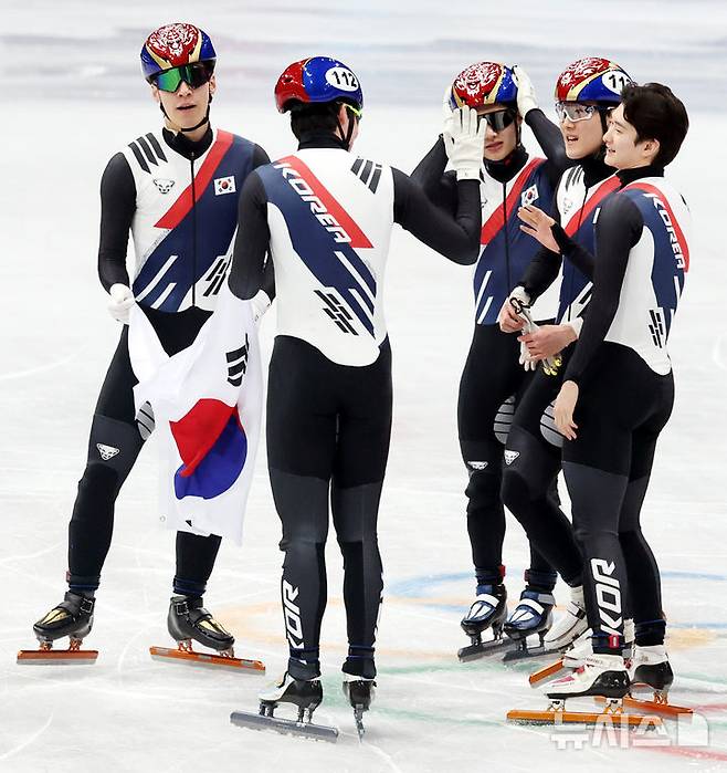 [밀라노=뉴시스] 박주성 기자 = 20일 (현지 시간) 이탈리아 밀라노 아이스 스케이팅 아레나 경기장에서 열린 2026 밀라노·코르티나담페초 동계올림픽 쇼트트랙 남자 5000m 계주 결승에서 은메달을 획득한 대한민국 대표팀이 기쁨을 나누고 있다. 2026.02.21. park7691@newsis.com