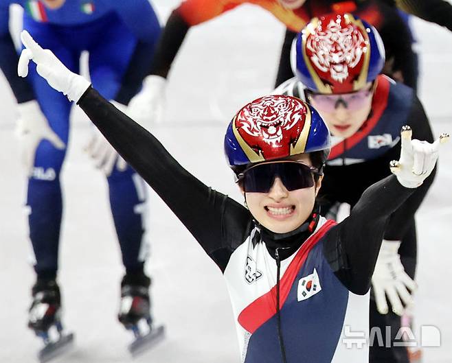 [밀라노=뉴시스] 박주성 기자 = 20일 (현지 시간) 이탈리아 밀라노 아이스 스케이팅 아레나 경기장에서 열린 2026 밀라노·코르티나담페초 동계올림픽 쇼트트랙 여자 1500m 결승에서 김길리가 1위로 결승선을 통과하며 기뻐하고 있다. 2026.02.21. park7691@newsis.com