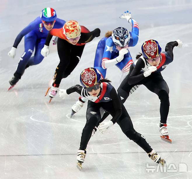 [밀라노=뉴시스] 박주성 기자 = 20일 (현지 시간) 이탈리아 밀라노 아이스 스케이팅 아레나 경기장에서 열린 2026 밀라노·코르티나담페초 동계올림픽 쇼트트랙 여자 1500m 결승에서 김길리와 최민정이 역주하고 있다. 2026.02.21. park7691@newsis.com