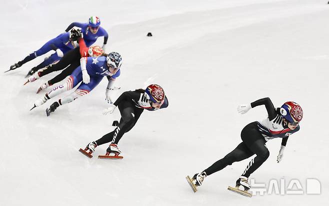 [밀라노=뉴시스] 김근수 기자 = 쇼트트랙 김길리와 최민정이 20일(현지 시간) 이탈리아 밀라노 아이스스케이팅 아레나에서 열린 2026 밀라노·코르티나 담페초 동계올림픽 쇼트트랙 여자 1500m 결승전에서 역주하고 있다. 2026.02.21. ks@newsis.com