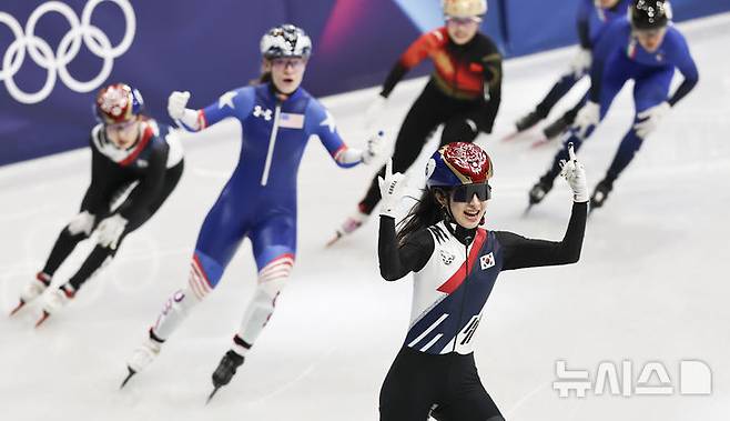 [밀라노=뉴시스] 김근수 기자 = 쇼트트랙 김길리가 20일(현지 시간) 이탈리아 밀라노 아이스스케이팅 아레나에서 열린 2026 밀라노·코르티나 담페초 동계올림픽 쇼트트랙 여자 1500m 결승전에서 금메달을 차지하자 기뻐하고 있다. 2026.02.21. ks@newsis.com