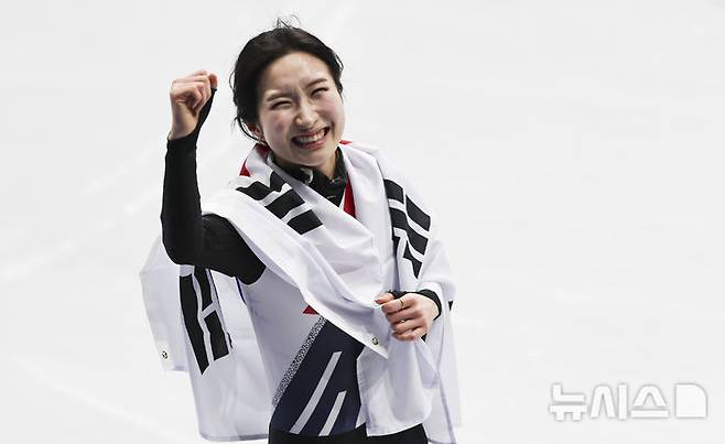 [밀라노=뉴시스] 김근수 기자 = 쇼트트랙 김길리가 20일(현지 시간) 이탈리아 밀라노 아이스스케이팅 아레나에서 열린 2026 밀라노·코르티나 담페초 동계올림픽 쇼트트랙 여자 1500m 결승전에서 금메달을 차지하고 기뻐하고 있다. 2026.02.21. ks@newsis.com