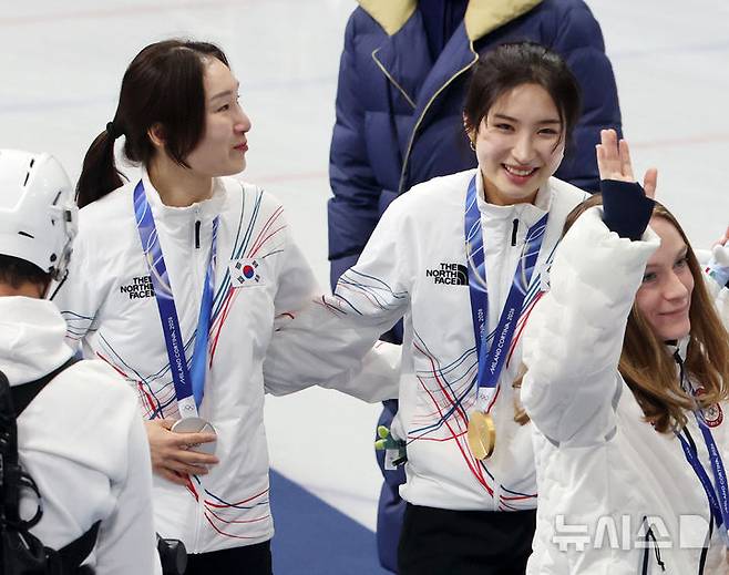 [밀라노=뉴시스] 박주성 기자 = 20일 (현지 시간) 이탈리아 밀라노 아이스 스케이팅 아레나 경기장에서 열린 2026 밀라노·코르티나담페초 동계올림픽 쇼트트랙 여자 1500m 시상식에서 금메달과 은메달을 수상한 김길리와 최민정이 시상대를 내려오고 있다. 2026.02.21. park7691@newsis.com