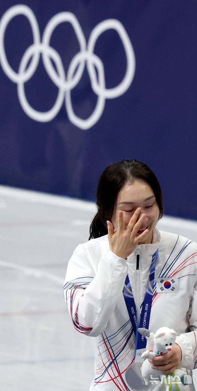 [밀라노=뉴시스] 박주성 기자 = 20일 (현지 시간) 이탈리아 밀라노 아이스 스케이팅 아레나 경기장에서 열린 2026 밀라노·코르티나담페초 동계올림픽 쇼트트랙 여자 1500m 결승에서 은메달을 획득한 최민정이 시상대에서 눈믈을 흘리고 있다. 2026.02.21. park7691@newsis.com