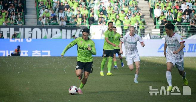 [전주=뉴시스] 김얼 기자 = 전북현대 이동준이 21일 전북 전주시 전주월드컵경기장에서 열린 쿠팡플레이 K리그 슈퍼컵 2026 전북현대와 대전하나시티즌 경기에서 돌파를 시도하고 있다. 2026.02.21. pmkeul@newsis.com