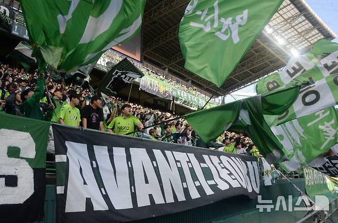 [전주=뉴시스] 김얼 기자 = 전북현대 서포터즈들이 21일 전북 전주시 전주월드컵경기장에서 열린 쿠팡플레이 K리그 슈퍼컵 2026 전북현대와 대전하나시티즌 경기에서 열정적인 응원을 펼치고 있다. 2026.02.21. pmkeul@newsis.com