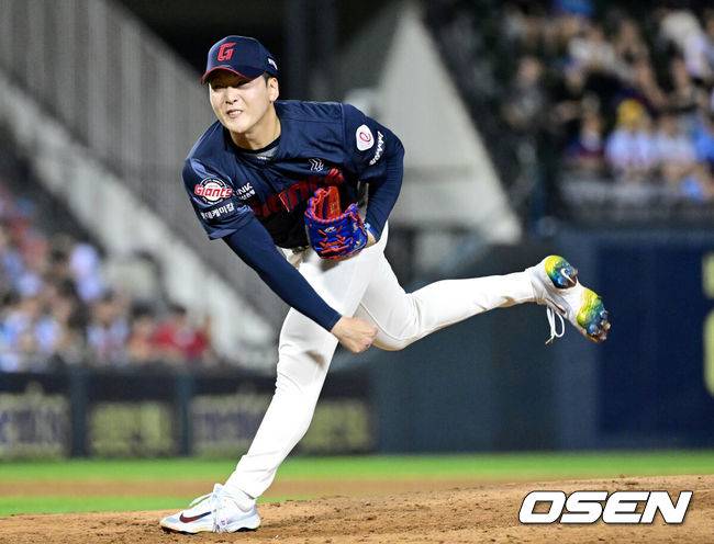 [OSEN=잠실, 최규한 기자] 20일 서울 잠실야구장에서 ‘2025 신한 SOL Bank KBO리그’ LG 트윈스와 롯데 자이언츠의 경기가 열렸다.홈팀 LG는 손주영, 방문팀 롯데는 나균안을 선발로 내세웠다.7회말 1사 1, 3루 상황 롯데 투수 최준용이 마운드에 올라 힘차게 공을 뿌리고 있다. 2025.08.20 / dreamer@osen.co.kr