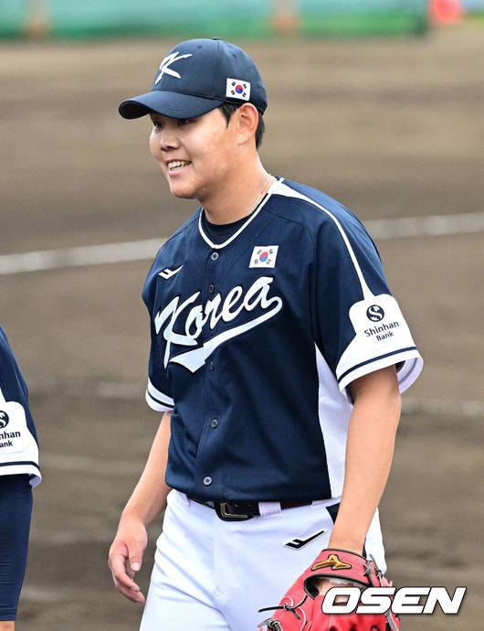[OSEN=오키나와(일본), 최규한 기자] 2026 WBC(월드베이스볼클래식)를 준비하는 대한민국 야구 대표팀이 20일 오후 일본 오키나와 온나손 아카마 구장에서 프로야구 삼성 라이온즈와 연습경기를 펼쳤다. 야구 대표팀은 오키나와에서 국내 팀들과 6차례 연습경기를 치르며 전력을 끌어올릴 예정이다.2회말 투구를 마친 대표팀 선발 소형준이 더그아웃으로 향하고 있다. 2026.02.20 / dreamer@osen.co.kr