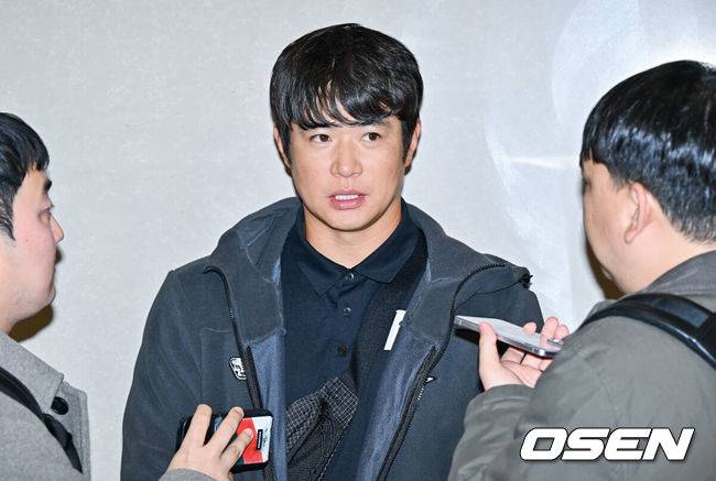 [OSEN=인천공항, 박준형 기자]  SSG 랜더스가 20일 오후 미국 플로리다 1차 전지훈련을 마치고 인천국제공항을 통해 귀국했다.SSG랜더스는 지난 1월 23일부터 2월 20일까지 미국 플로리다 베로비치에서 1차 스프링캠프를 진행했다.  그리고 오는 23일부터 일본 미야자키에서 2차 스프링캠프를 실시할 예정이다.SSG 김재환이 입국 후 인터뷰를 하고 있다  2026.02.20  / soul1014@osen.co.kr