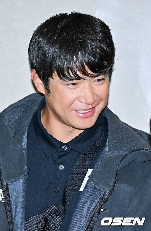 [OSEN=인천공항, 박준형 기자]  SSG 랜더스가 20일 오후 미국 플로리다 1차 전지훈련을 마치고 인천국제공항을 통해 귀국했다.SSG랜더스는 지난 1월 23일부터 2월 20일까지 미국 플로리다 베로비치에서 1차 스프링캠프를 진행했다.  그리고 오는 23일부터 일본 미야자키에서 2차 스프링캠프를 실시할 예정이다.SSG 김재환이 입국 후 인터뷰를 하고 있다  2026.02.20  / soul1014@osen.co.kr