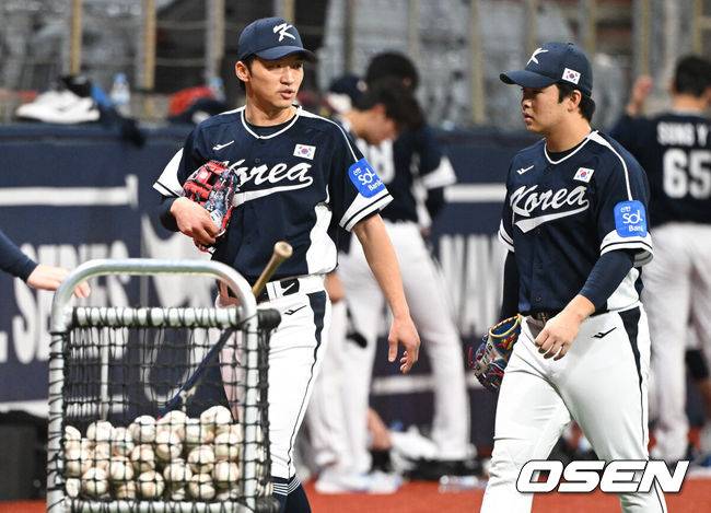 [OSEN=고척, 조은정 기자]류지현 감독이 이끄는 야구 대표팀이 5일 고척스카이돔에서 훈련을 진행했다.대표팀은 오는&nbsp;8일과 9일&nbsp;고척스카이돔에서 열리는 2025 K-베이스볼 시리즈 체코 대표팀과의 2경기를 시작으로&nbsp;15일과 16일 양일에 걸쳐 도쿄돔에서 일본 대표팀과 2경기를 치른다.&nbsp;야구대표팀 박해민, 문현빈이 훈련을 위해 이동하고 있다. 2025.11.05 /cej@osen.co.kr