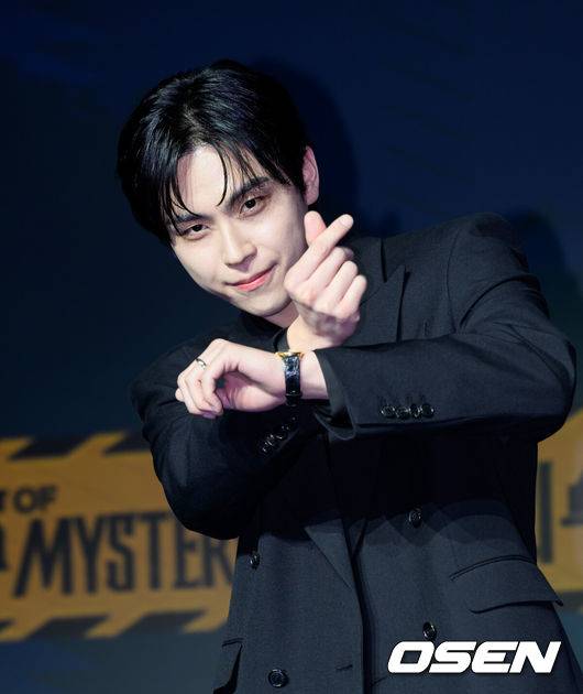 [OSEN=이대선 기자] 19일 오전 호텔 나루 서울 엠갤러리에서 넷플릭스 예능 ‘미스터리 수사단’ 시즌2 제작발표회가 열렸다.‘미스터리 수사단’ 시즌2는 과학적으로 설명할 수 없는 기묘한 사건들을 추적하고 해결하는 어드벤처 추리 예능이다.배우 김도훈이 포토타임을 가지고 있다. 2026.02.19 / sunday@osen.co.kr