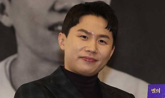 개그맨 양세형이 2023년 12월 5일 오전 서울 중구 프란치스코 교육회관에서 열린 시집 '별의 길' 출간 기념 기자간담회에서 포즈를 취하고 있다. 연합뉴스