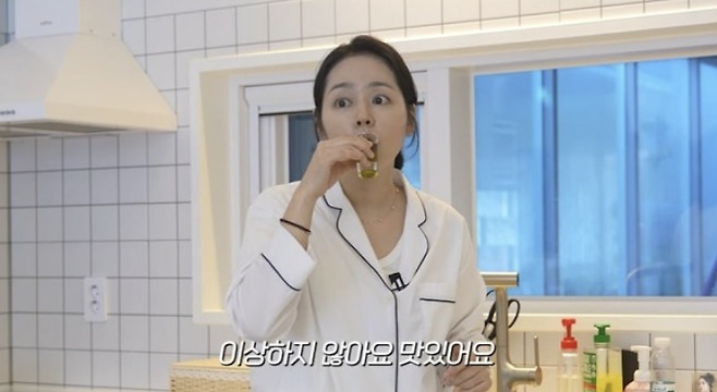배우 한가인은 피부 관리법에 대해 "모닝 루틴으로 올리브오일을 섭취한다"고 밝혔다. 유튜브채널 '자유부인 한가인' 캡처