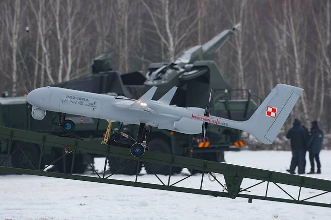 폴란드군&nbsp;19-RA 드론이 훈련을 앞두고 야지에 전개되어 있다. EPA 연합뉴스