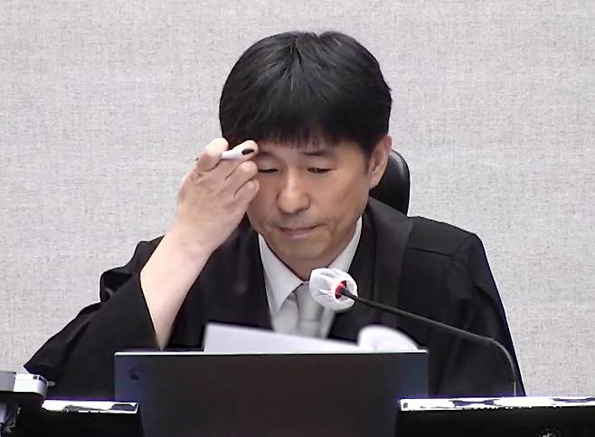 서울중앙지법 형사합의25부 지귀연 부장판사가 19일 서초구 서울중앙지방법원에서 열린 12·3 비상계엄 관련 윤석열 전 대통령의 내란 우두머리 혐의 1심 판결 선고 주문을 낭독하고 있다. 이날 서울중앙지법 형사합의25부(지귀연 부장판사)는 윤 전 대통령에게 무기징역을 선고했다. 서울중앙지법 제공