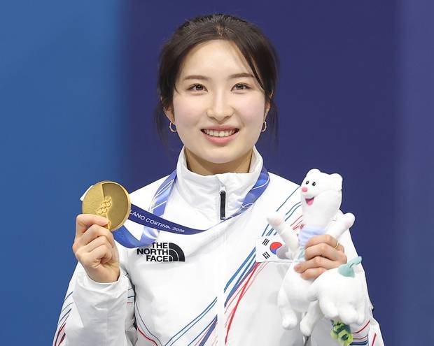 김길리가 20일(현지 시간) 이탈리아 밀라노 아이스스케이팅 아레나에서 열린 2026 밀라노ㆍ코르티나담페초 동계올림픽 쇼트트랙 여자 1500m 시상식에서 금메달을 들어 보이고 있다. 연합뉴스