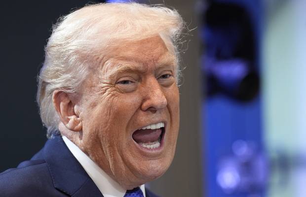 도널드 트럼프 미국 대통령이 20일(현지 시간) 연방대법원의 상호관세 위법 판결 직후 워싱턴DC 백악관에서 기자회견을 갖고 관련 입장을 발표하고 있다. EPA연합뉴스