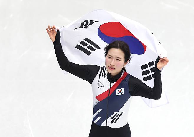 20일(현지시간) 이탈리아 밀라노 아이스스케이팅 아레나에서 열린 2026 밀라노-코르티나담페초 동계올림픽 쇼트트랙 여자 1500m 결승에서 금메달을 차지한 김길리가 태극기를 들고 세리머니를 하고 있다. 2026.2.21 연합뉴스