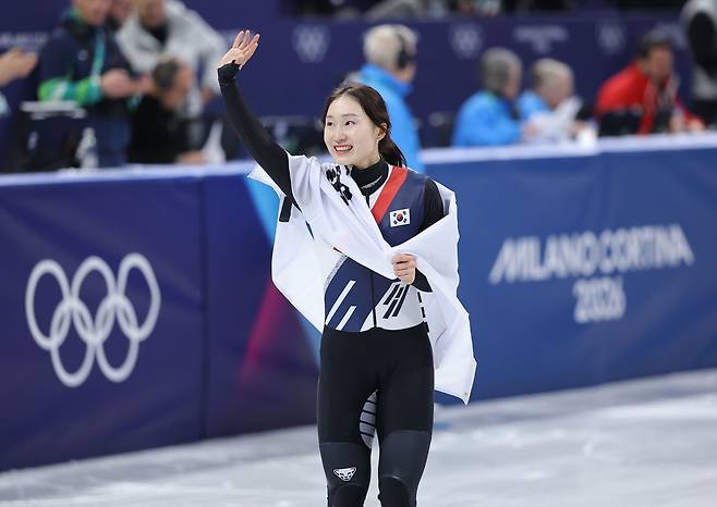 20일(현지시간) 이탈리아 밀라노 아이스스케이팅 아레나에서 열린 2026 밀라노ㆍ코르티나담페초 동계올림픽 쇼트트랙 여자 1,500m 결승에서 은메달을 획득한 최민정이 태극기를 들고 트랙을 돌고 있다. 2026.2.21 연합뉴스