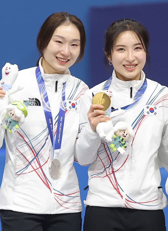 ▲ 이탈리아 밀라노 아이스스케이팅 아레나에서 열린 2026 밀라노ㆍ코르티나담페초 동계올림픽 쇼트트랙 여자 1,500m 시상식에서 금메달을 획득한 김길리와 은메달을 획득한 최민정이 함께 기념촬영을 하고 있다. ⓒ연합뉴스