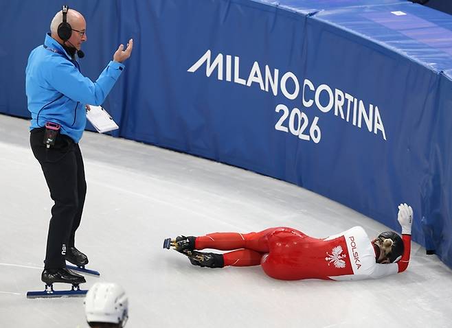 ▲ 이탈리아 밀라노 아이스스케이팅 아레나에서 열린 2026 밀라노ㆍ코르티나담페초 동계올림픽 쇼트트랙 여자 1,500m 준준결승에서 폴란드의 카밀라 셀리에르가 쓰러져 있다. ⓒ연합뉴스