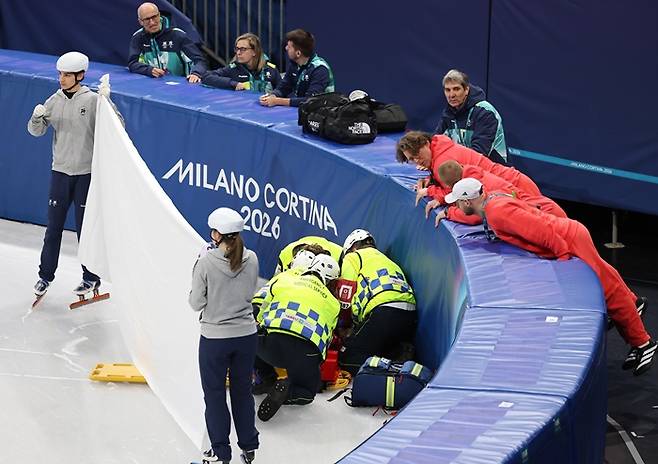 ▲ 이탈리아 밀라노 아이스스케이팅 아레나에서 열린 2026 밀라노ㆍ코르티나담페초 동계올림픽 쇼트트랙 여자 1,500m 준준결승에서 폴란드의 카밀라 셀리에르가 부상을 당해 의료진이 응급처치를 하고 있다. ⓒ연합뉴스