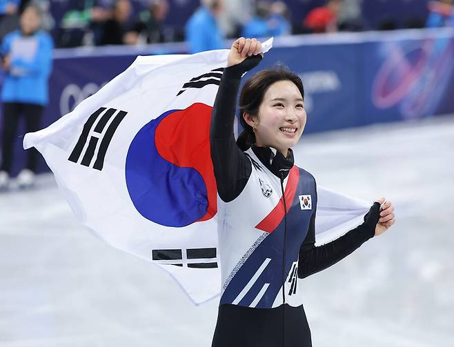 ▲ 이탈리아 밀라노 아이스스케이팅 아레나에서 열린 2026 밀라노ㆍ코르티나담페초 동계올림픽 쇼트트랙 여자 1,500m 결승에서 금메달을 획득한 김길리가 태극기를 들고 트랙을 돌고 있다. ⓒ연합뉴스