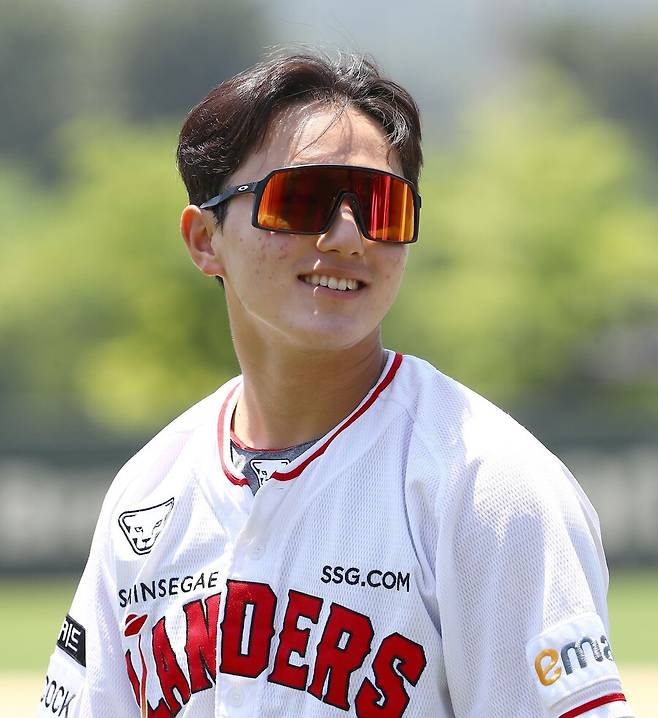 ▲ 전역 이후 두 달도 안 되는 짧은 시간 동안 빠르게 페이스를 끌어올리며 결국 1군 캠프까지 승선한 SSG 내야수 김민준 ⓒSSG랜더스