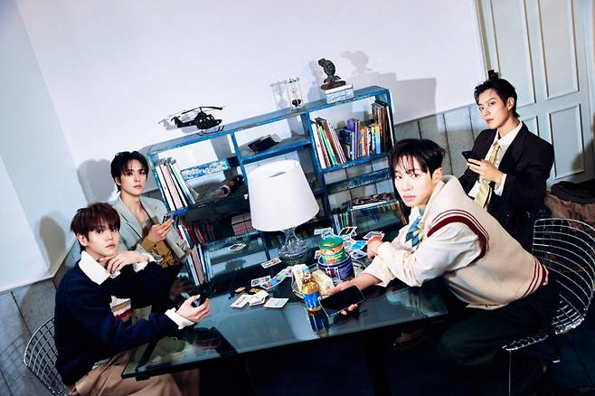 그룹 하이라이트가 28일 여섯 번째 미니앨범 '프롬 리얼 투 서리얼(From Real to Surreal)' 발매 기념 온라인 기자간담회를 위해 포즈를 취하고 있다. /사진제공=어라운드어스 2025.04.28 /사진=김휘선 hwijpg@