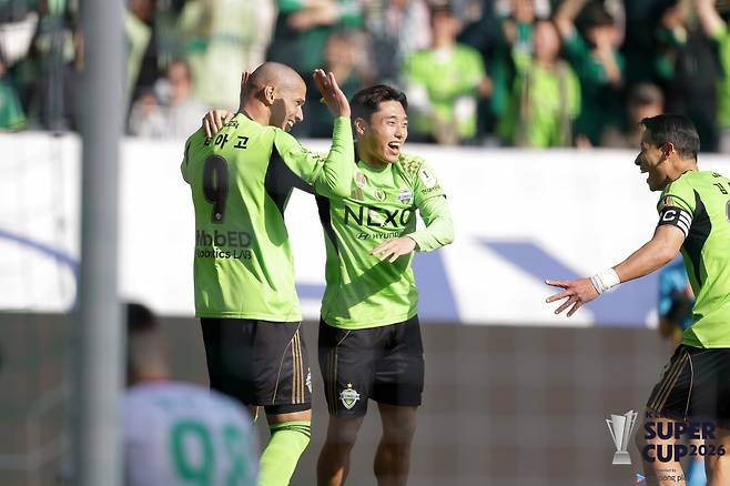 전북 현대 티아고가 21일 전주월드컵경기장에서 열린 대전하나시티즌과의 K리그 슈퍼컵에서 골을 넣은 뒤 동료들과 기뻐하고 있다. /사진=한국프로축구연맹 제공