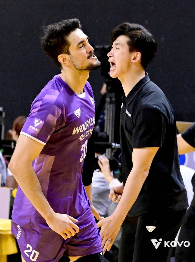 서울 우리카드 아라우조(왼쪽)가 21일 KB손해보험전에서 득점 후 박철우 감독과 하이파이브를 하고 있다. /사진=KOVO 제공