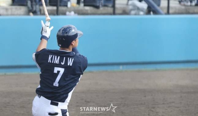 WBC 한국 야구 대표팀이 21일 일본 오키나와현 야에세 고친다 구장에서 한화 이글스와 연습경기를 가졌다.  대표팀 김주원이 7회초 무사 1,2루에서 역전 3점 홈런을 날리고 있다. /사진=김진경 대기자