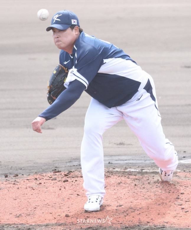 WBC 한국 야구 대표팀이 21일 일본 오키나와현 야에세 고친다 구장에서 한화 이글스와 연습경기를 가졌다. 대표팀 선발 류현진이 역투하고 있다. /사진=김진경 대기자