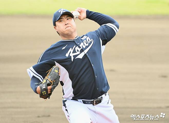 2026 월드베이스볼클래식(WBC) 국가대표팀 투수 류현진이 21일 일본 오키나와 고친다 구장에서 열린 소속팀 한화 이글스와의 연습경기에 선발투수로 등판, 2이닝 무실점으로 호투했다. 사진 고아라 기자