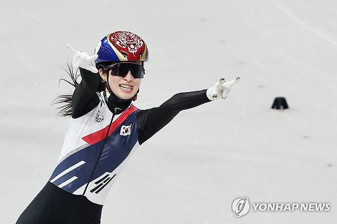 김길리 '내가 금메달' (밀라노=연합뉴스) 서대연 기자 = 20일(현지시간) 이탈리아 밀라노 아이스스케이팅 아레나에서 열린 2026 밀라노ㆍ코르티나담페초 동계올림픽 쇼트트랙 여자 1,500m 결승에서 금메달을 차지한 김길리가 기뻐하고 있다. 2026.2.21 dwise@yna.co.kr